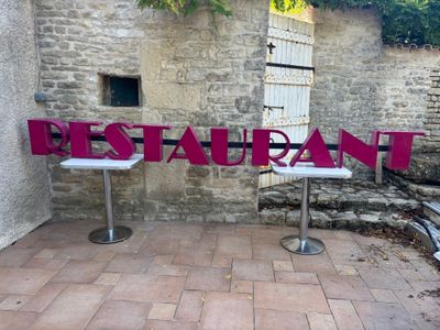 une pancarte indiquant « restaurant » à côté d'une table installée sur le trottoir