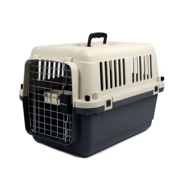 une cage de transport pour chien en noir et blanc, dont la porte est ouverte, sur fond blanc