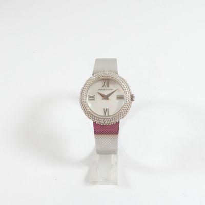 gros plan d'une montre-bracelet sur une surface blanche