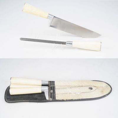 deux vues différentes d'un couteau et d'un porte-couteau