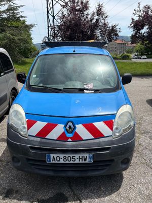 une petite voiture bleue avec une bande rouge et blanche