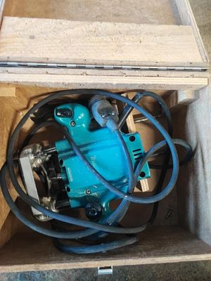 une boîte contenant une machine bleue