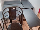 quatre tables et une chaise dans un coin de la pièce