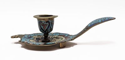une photo d'une tasse à thé et de sa soucoupe bleues et dorées