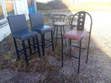 quatre chaises et une table dehors, dans la cour