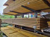 un banc en bois qui se trouve au milieu d'un bâtiment