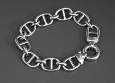 un gros plan d'un bracelet à maillons muni d'un fermoir
