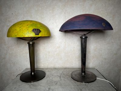 deux lampes posées sur une table