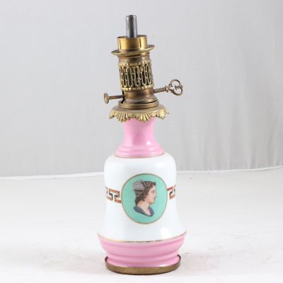 Lampe à huile à modérateur en porcelaine émaillée à décor de…