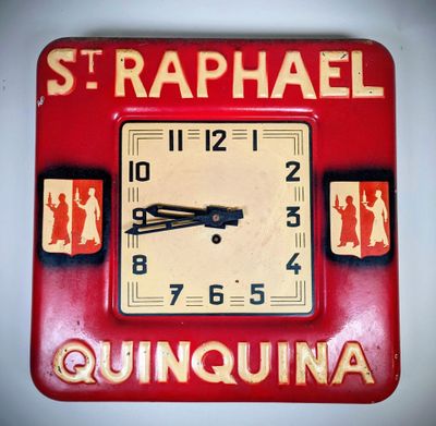 une horloge rouge accrochée au mur d'une pièce