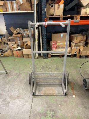 un chariot posé au milieu d'une pièce