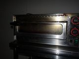 une photo d'un four grille-pain posé sur une table