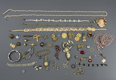 un assortiment de colliers et de bracelets variés, présentés sur un fond gris