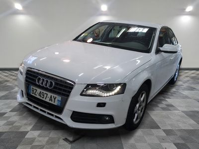 une image d'une voiture audi blanche dans une salle d'exposition
