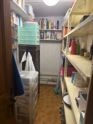 une pièce où il y a beaucoup d'étagères et de cartons