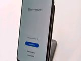 an image of a smartphone with the message bienvenue on the screen