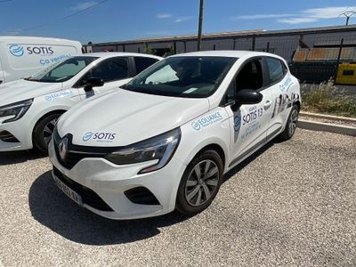 deux voitures blanches garées l'une à côté de l'autre sur un parking