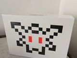 une boîte blanche ornée d'un motif noir et rouge