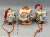 trois œufs posés sur une table