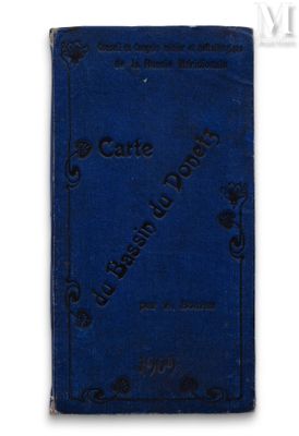un livre bleu posé sur une surface blanche