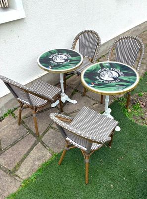 2 tables de bistro parisien à pied tripode en fonte de coule…