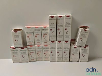 les boîtes sont empilées les unes sur les autres sur la table