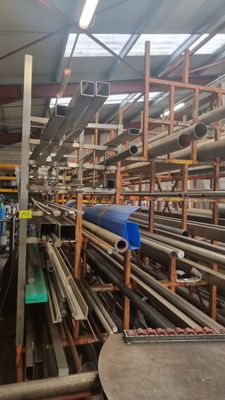 de nombreux tuyaux et conduites dans une usine qui en compte beaucoup