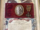 une vieille photo d'une plaque sur laquelle figurent l'image d'un ange et une médaille