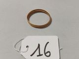 une photo d'une bague à laquelle est accrochée une étiquette de prix