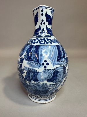 86. Pichet en faïence de Delft, XVIIIe siècle, à décor en ca…
