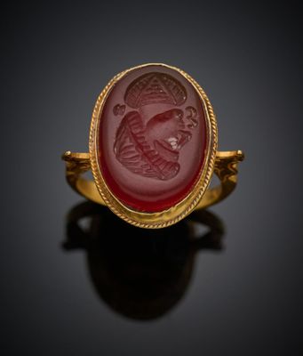 une bague en or ornée d'un motif représentant un empereur romain