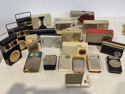 beaucoup de vieilles radios et d'autres objets posés sur la table