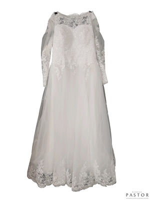 une robe de mariée blanche suspendue à un cintre sur fond blanc
