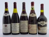 plusieurs bouteilles de vin sont alignées sur une table