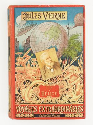 un vieux livre avec l'image d'un homme dessus