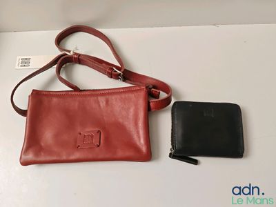 un sac à main et un portefeuille en cuir posés l'un à côté de l'autre sur une table