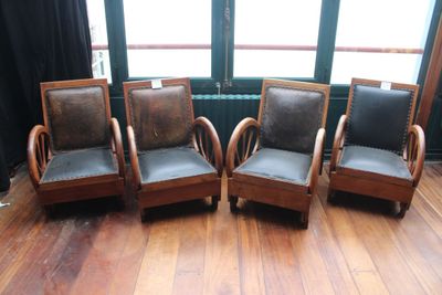 trois chaises placées devant une fenêtre