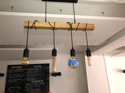 trois ampoules suspendues au plafond d'un restaurant