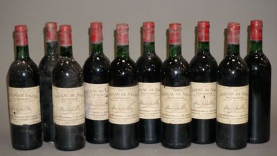 six bouteilles de vin sont alignées sur une table