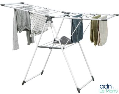 une photo d'un étendoir à linge sur lequel sont suspendus des vêtements