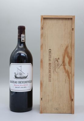 une bouteille de vin posée à côté d'une caisse en bois