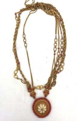 un gros plan d'un collier orné d'une fleur
