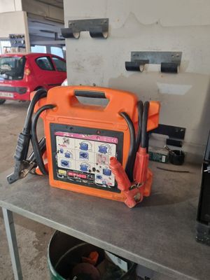 un appareil portable orange et noir posé sur une table