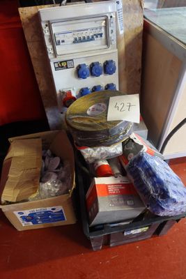 beaucoup d'objets posés sur le sol