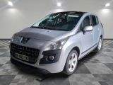 une voiture argentée garée dans une pièce