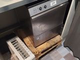 une image d'une cuisine avec un lave-vaisselle et une cuisinière
