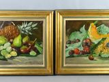 deux tableaux représentant des fruits et des légumes posés sur une table, dans un cadre doré