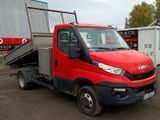 un camion rouge garé devant un bâtiment