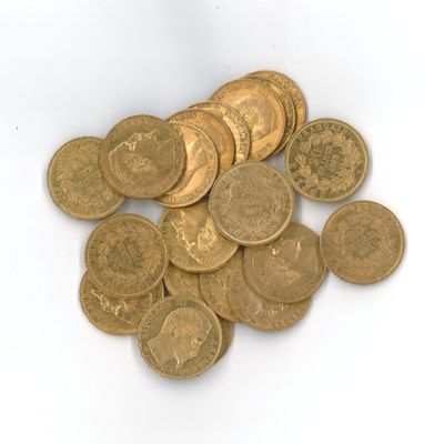 une pile de pièces d'or posée sur une surface blanche