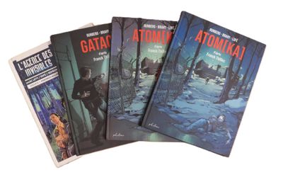 trois livres sont empilés les uns sur les autres devant un fond blanc
